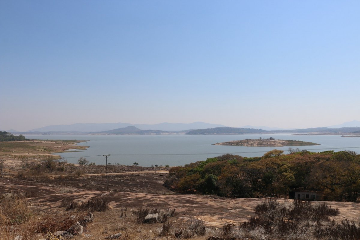 Day 215: Lake Mutirikwi To Espungabera - Two Monkeys In Zimbabwe