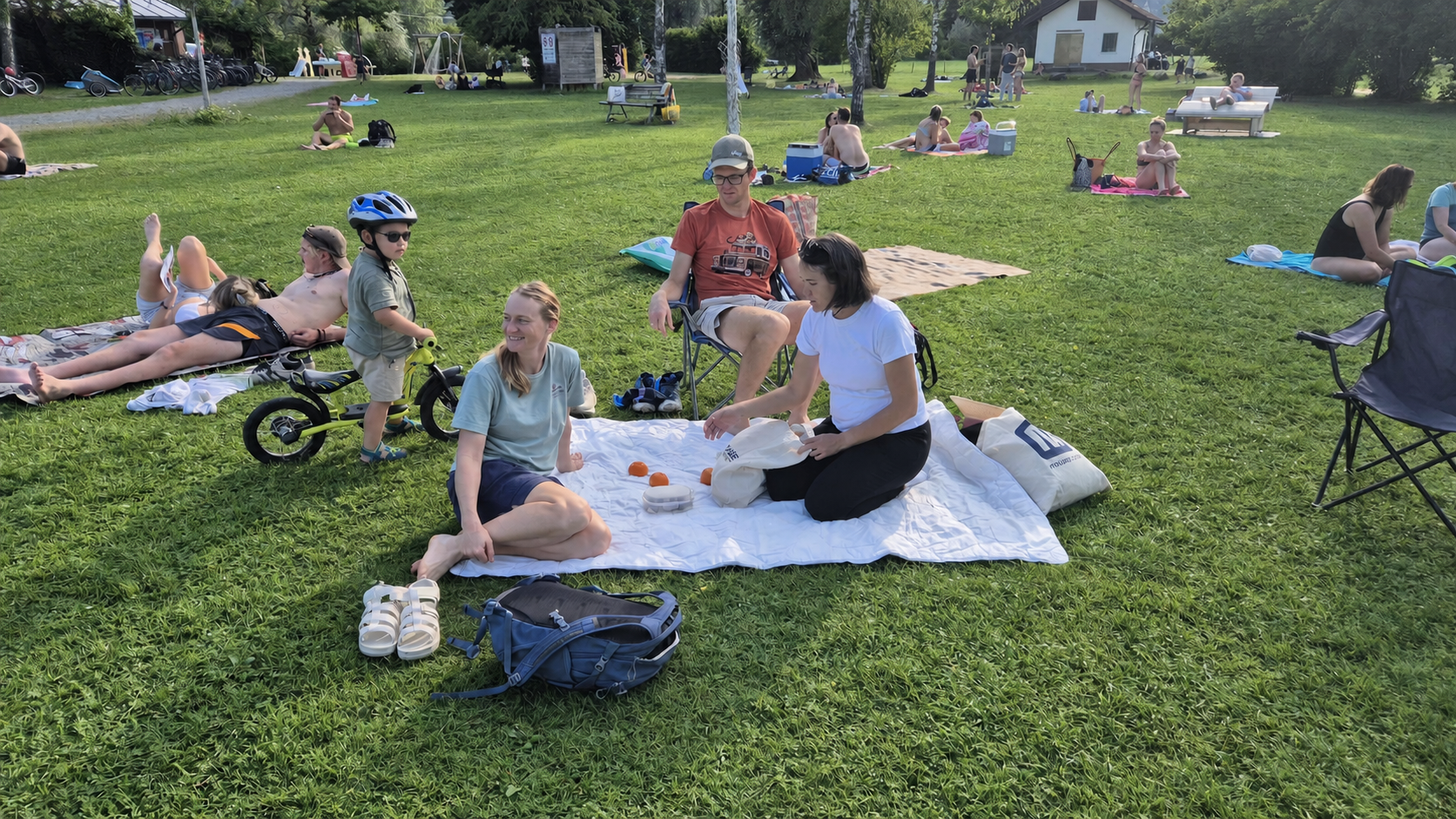The Kraemers and Caro beside the Niedersonthofener See, with sunglasses covering the child’s eyes