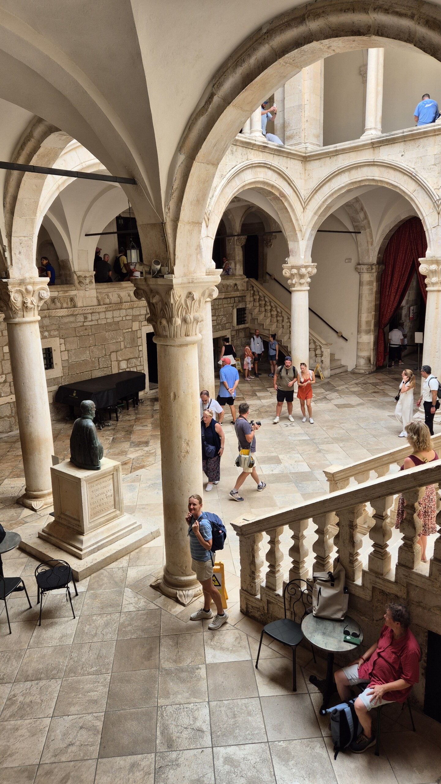 20260911_133909 The Gothic-Renaissance courtyard of the Rector's Palace