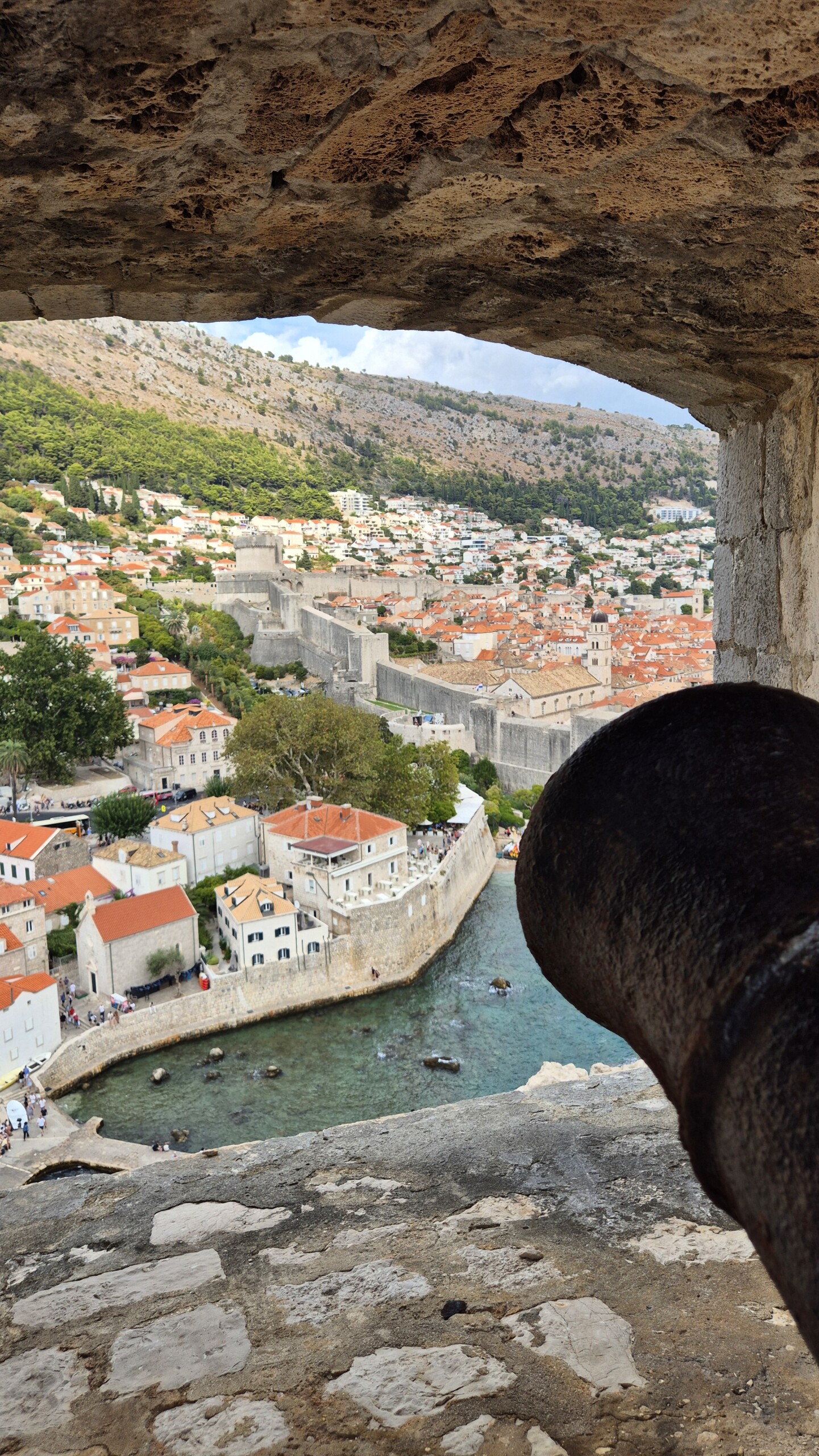 20260911_155624 Dubrovnik seen through an opening in Fort Lovrijenac
