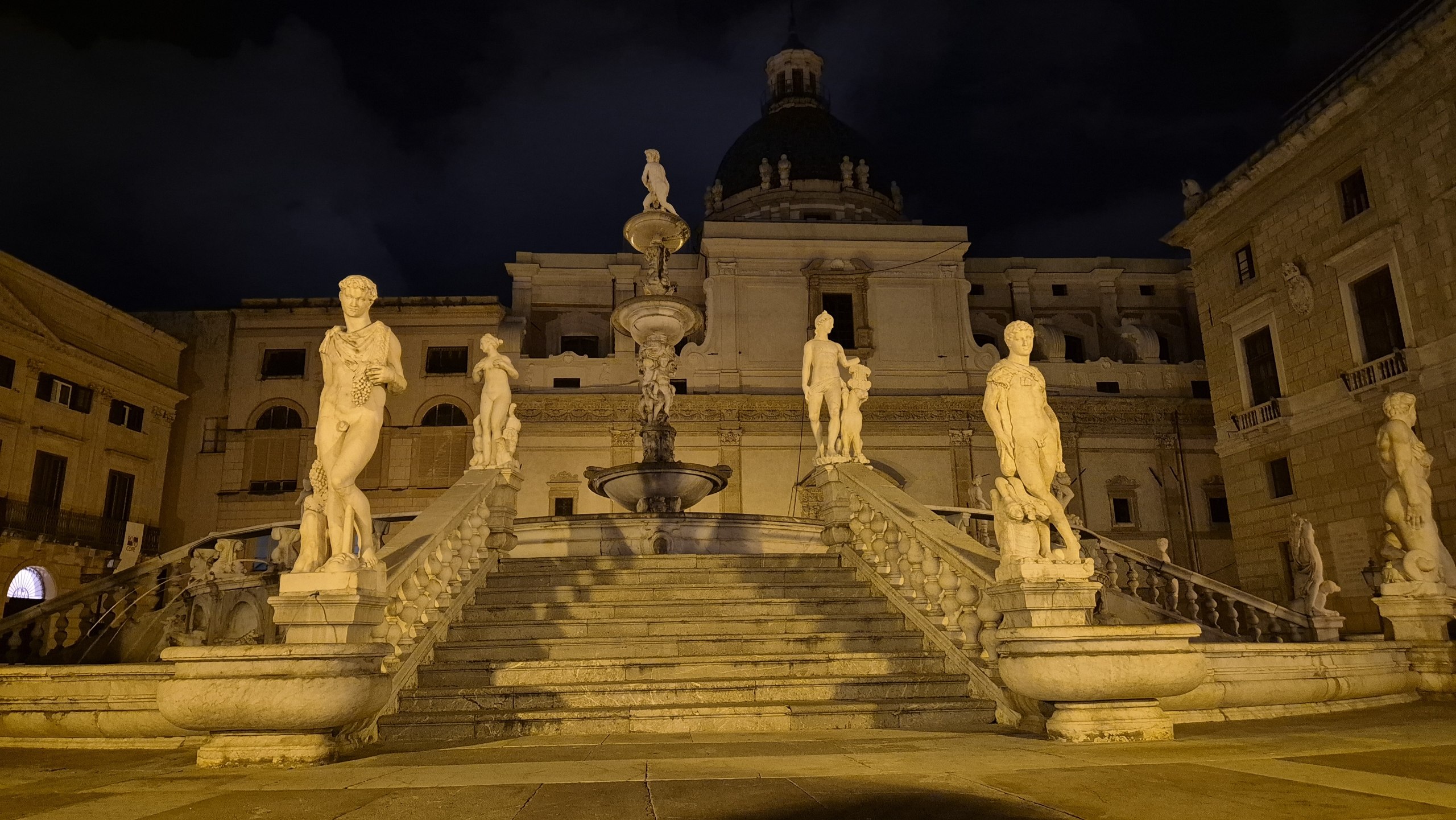 day50-piazza-pretoria The fountain in Piazza Pretoria at night