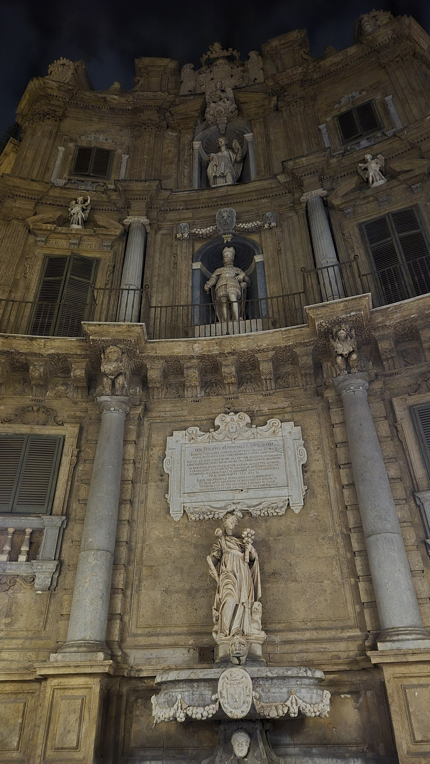 day50-quattro-canti One of the Baroque facades at Quattro Canti