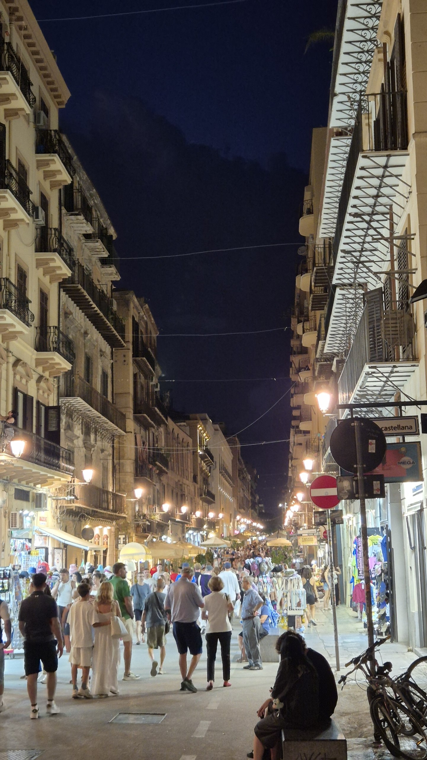 day50-via-maqueda The evening crowds on Via Maqueda in Palermo