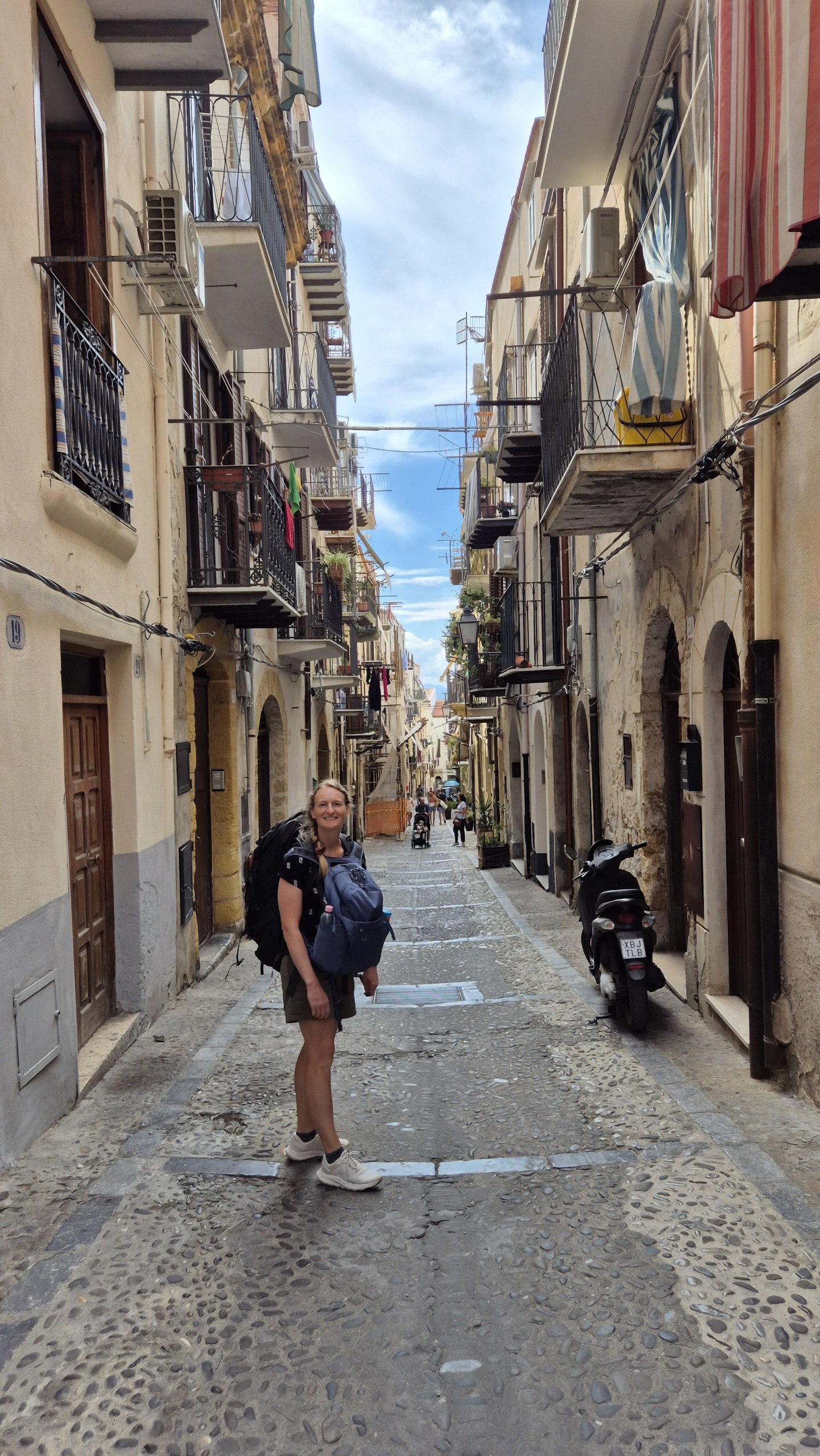 day52-cefalu-alley-backpacks Caro with the backpacks in a narrow Cefalù street