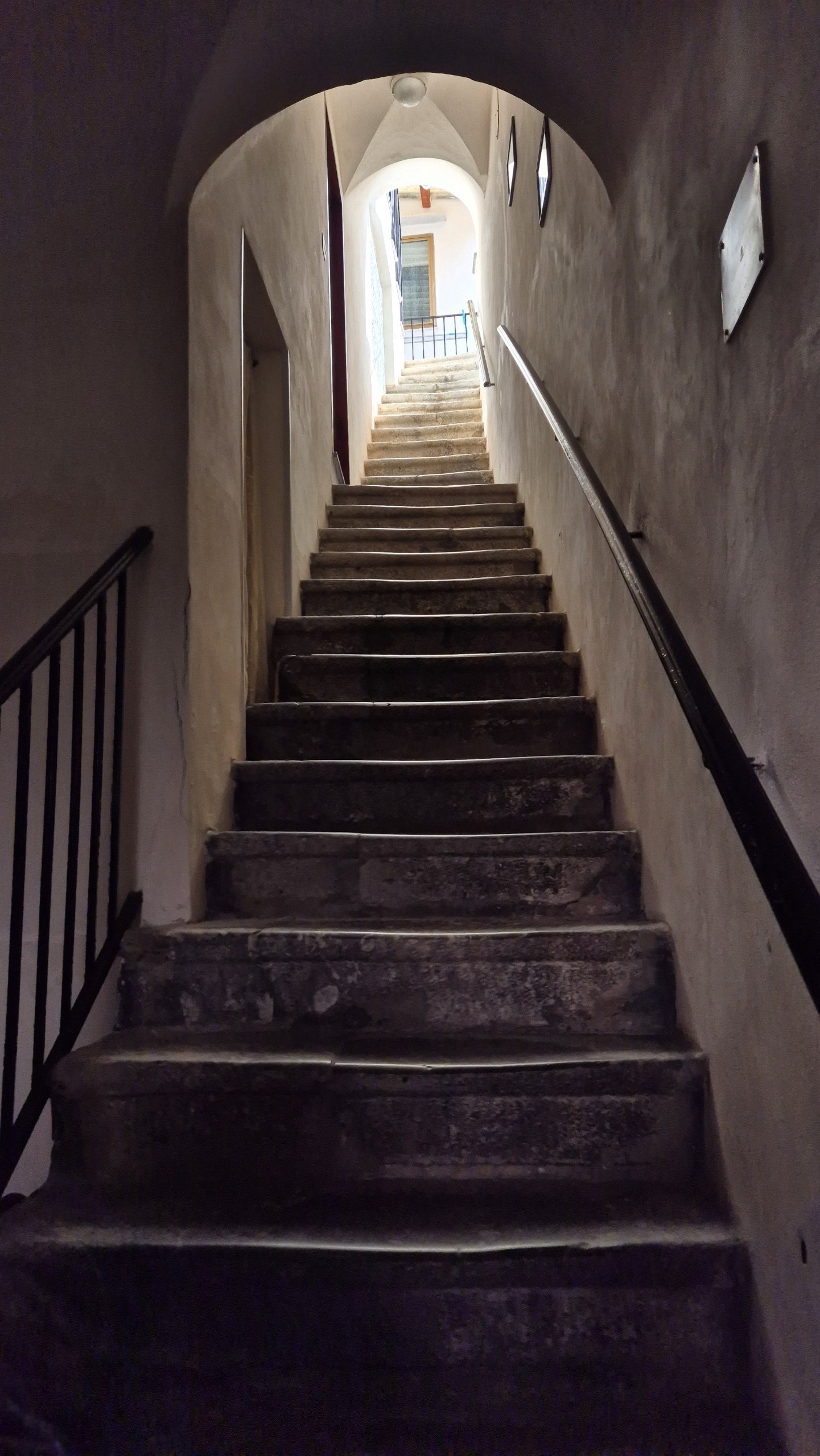 day52-cefalu-apartment-stairs A steep, narrow staircase