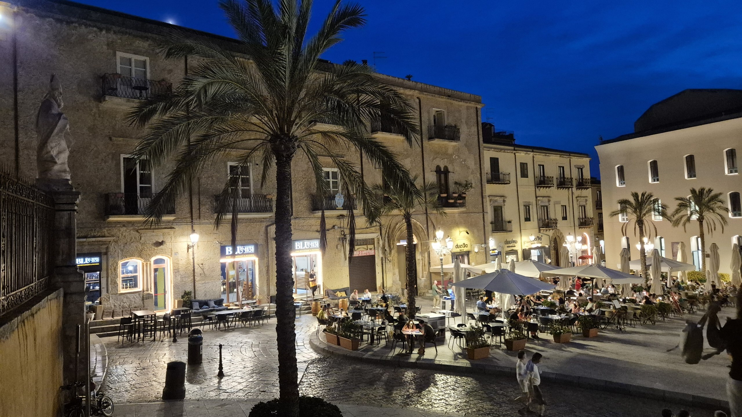 days53-54-cefalu-cathedral-square-evening Restaurants and palm trees in Cefalù Cathedral square at night