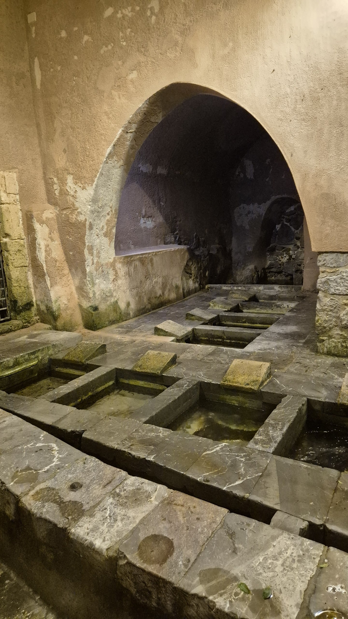 days53-54-cefalu-medieval-washhouse-basins Stone laundry basins inside Cefalù's medieval washhouse