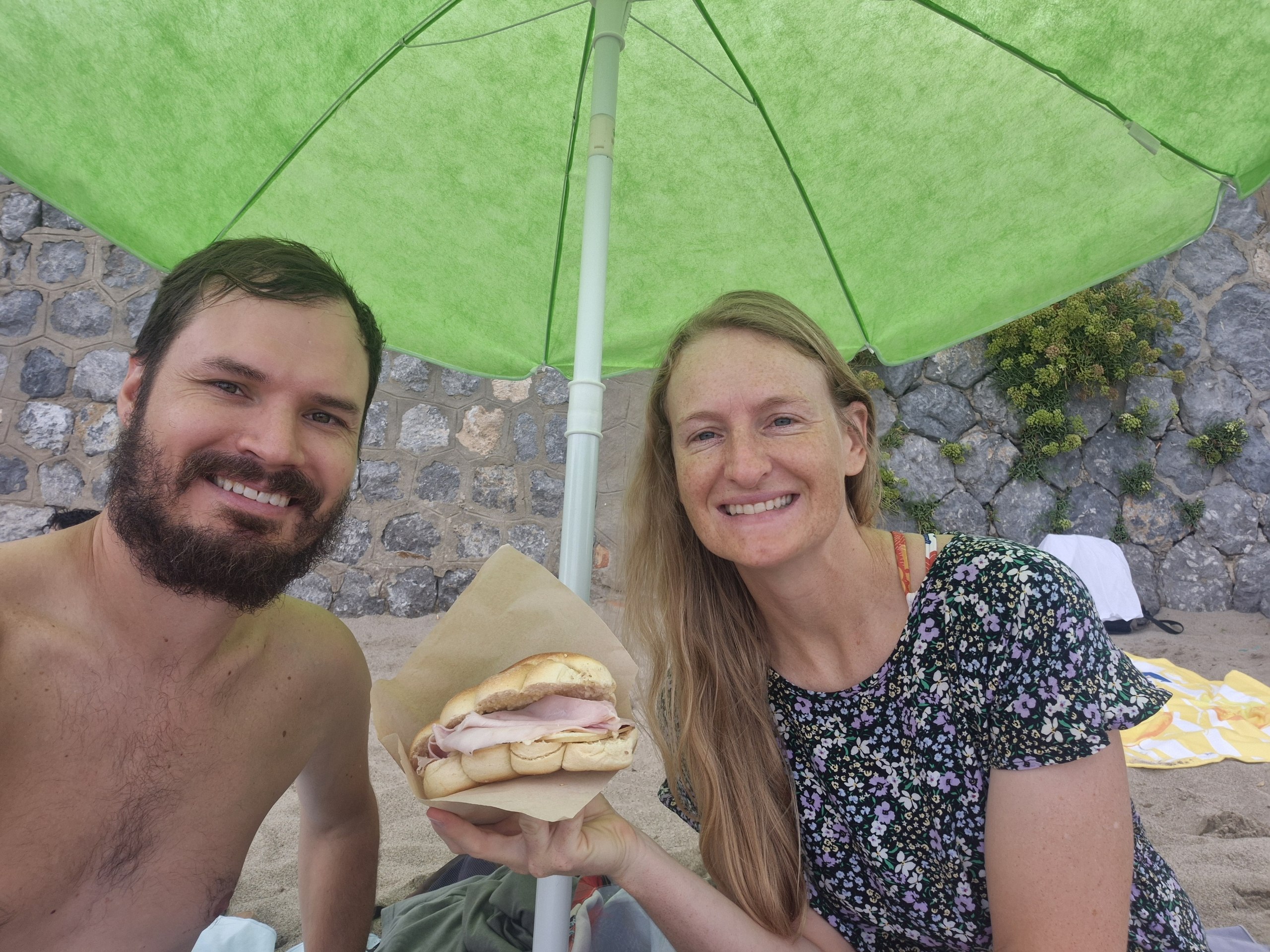 days53-54-mafalda-sandwich-beach Hugo and Caro with a mafalda sandwich under their beach umbrella