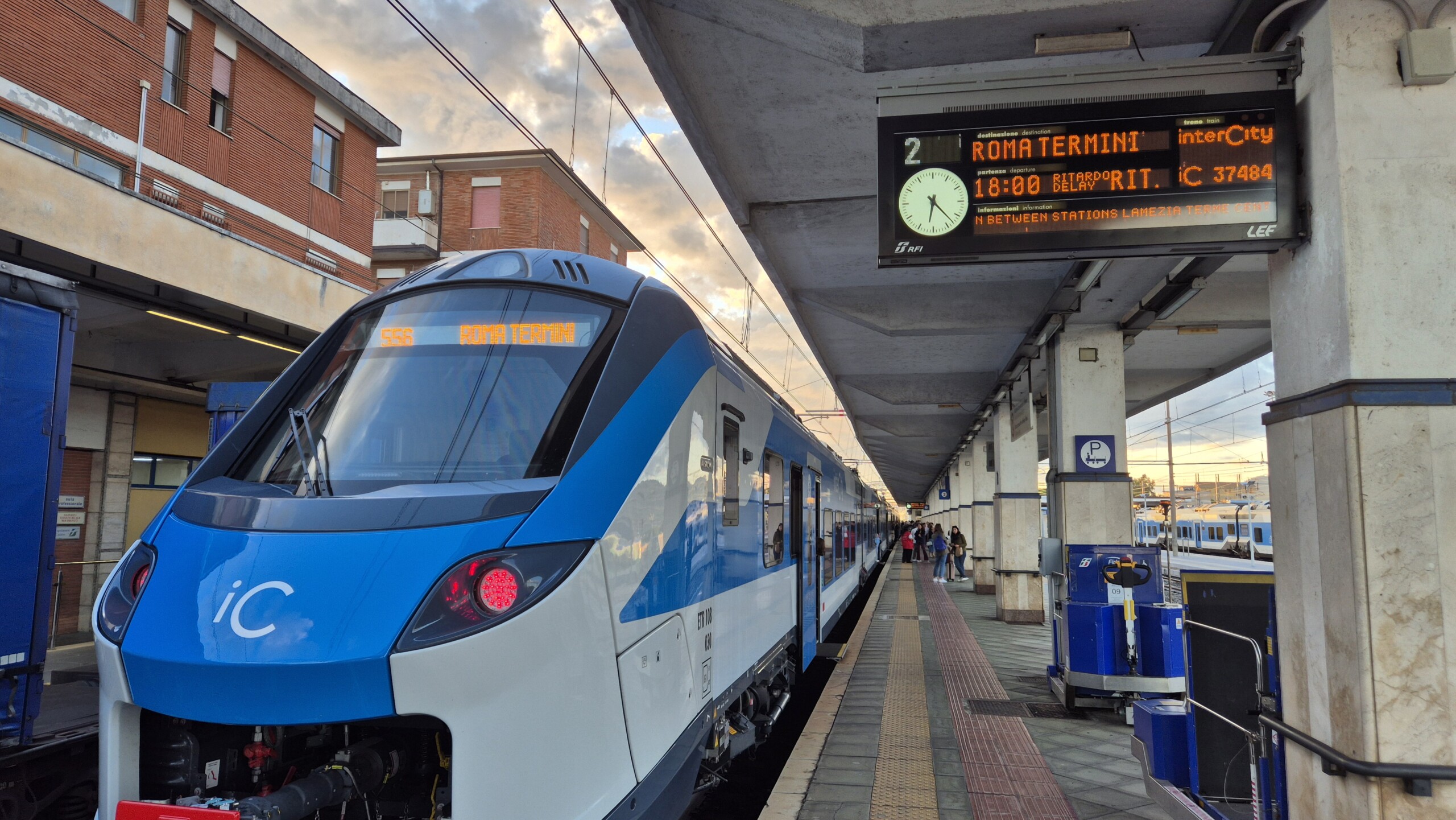 day60-roma-termini-delayed The delayed Intercity to Roma Termini standing at the platform at Lamezia Terme