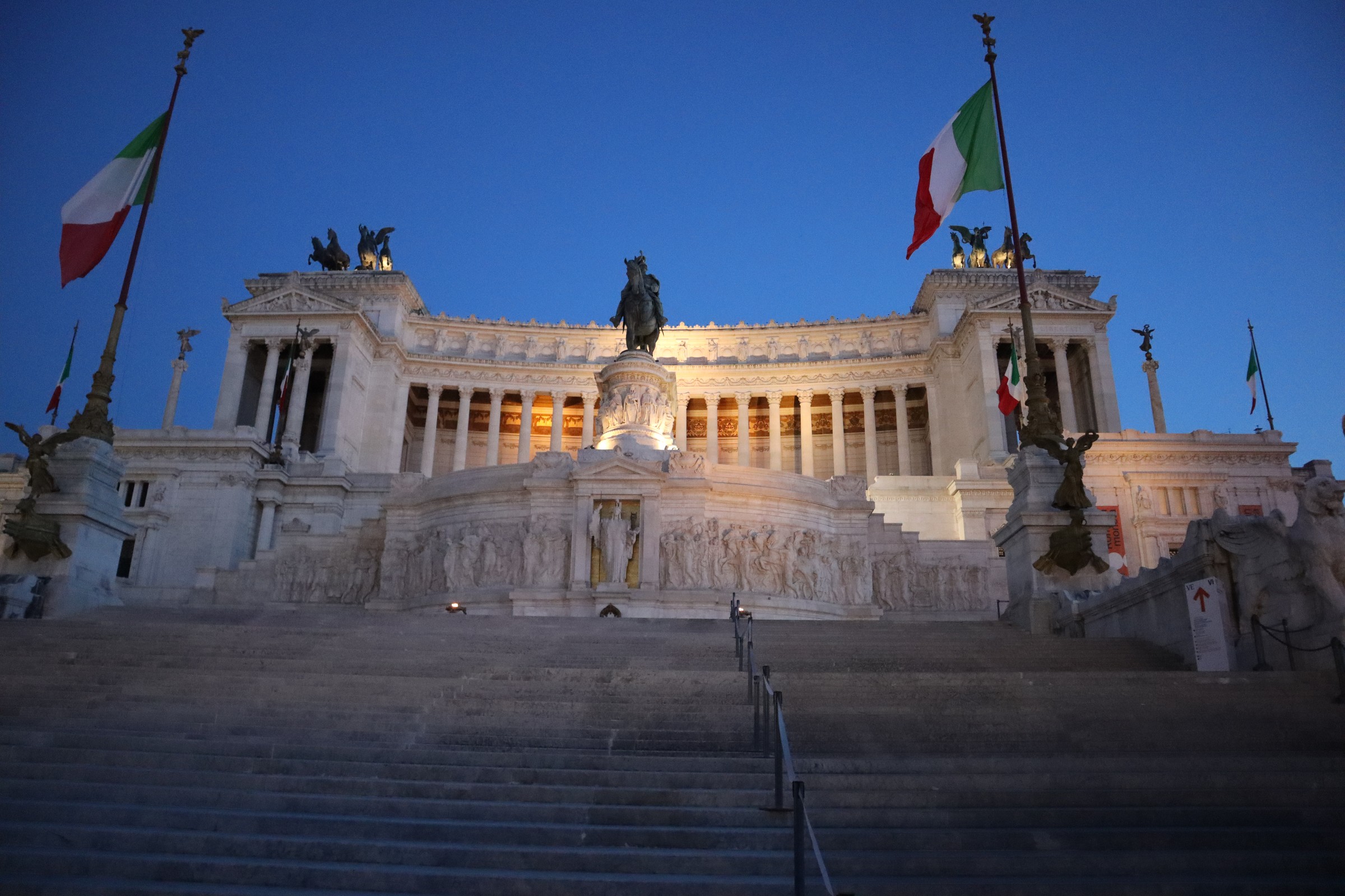 day65-vittoriano-dusk The Monument to Victor Emmanuel II at dusk