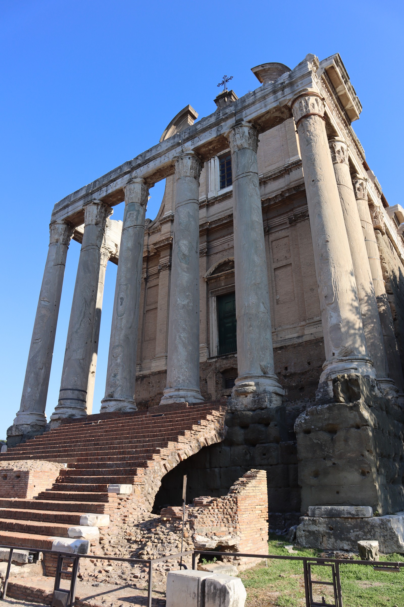 day66-temple-antoninus-faustina The tall columns of the Temple of Antoninus and Faustina