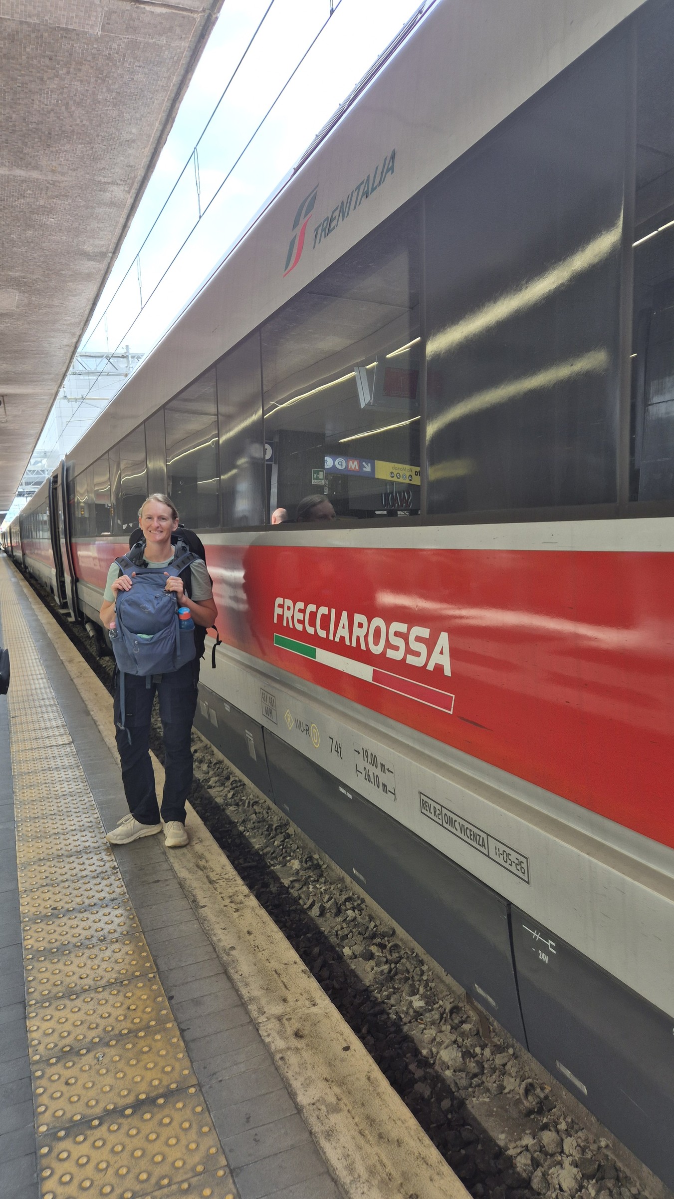 day67-caro-frecciarossa Caro beside the Frecciarossa at Roma Termini