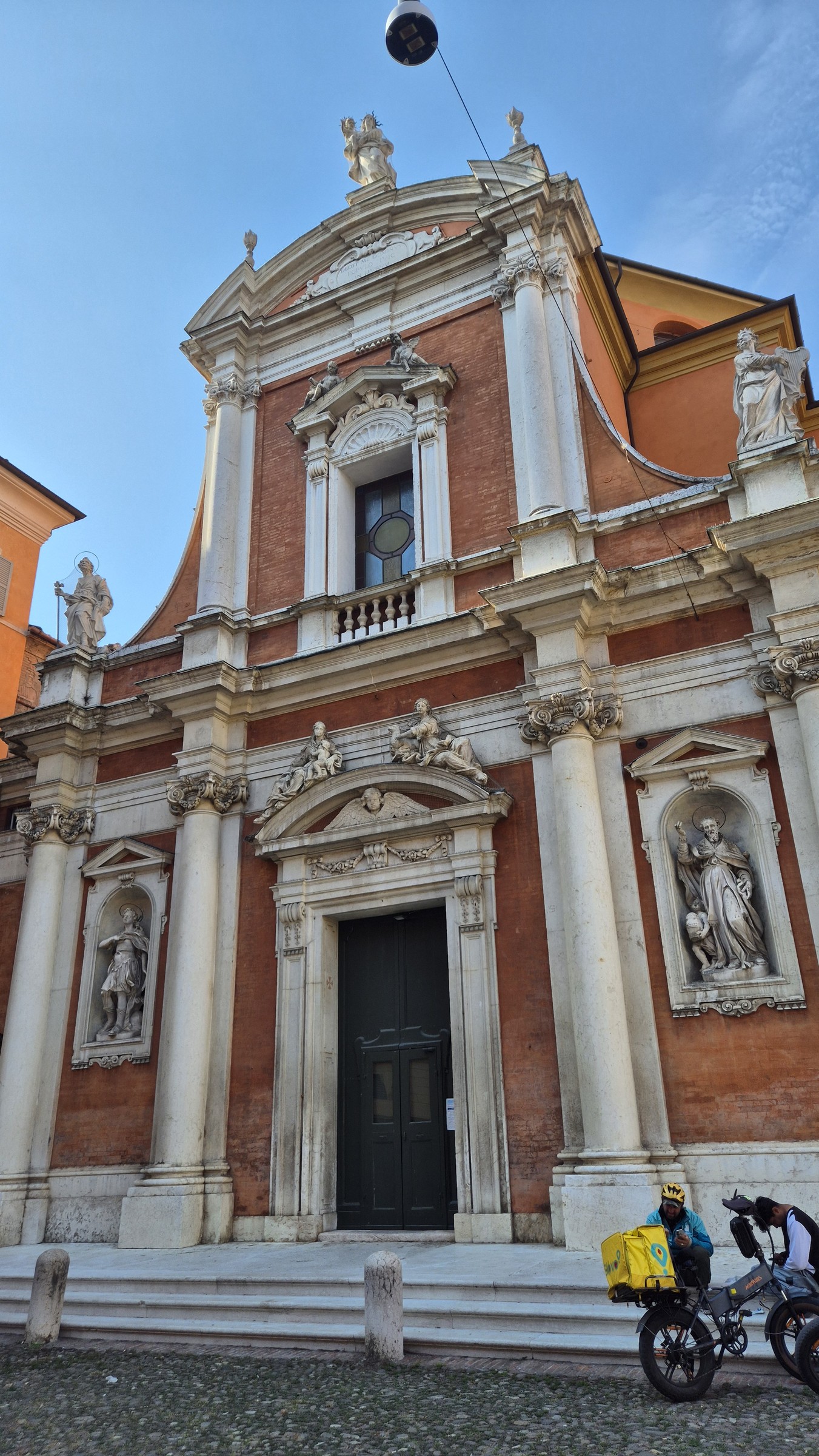 day70-modena-church The ornate façade of a church in Modena