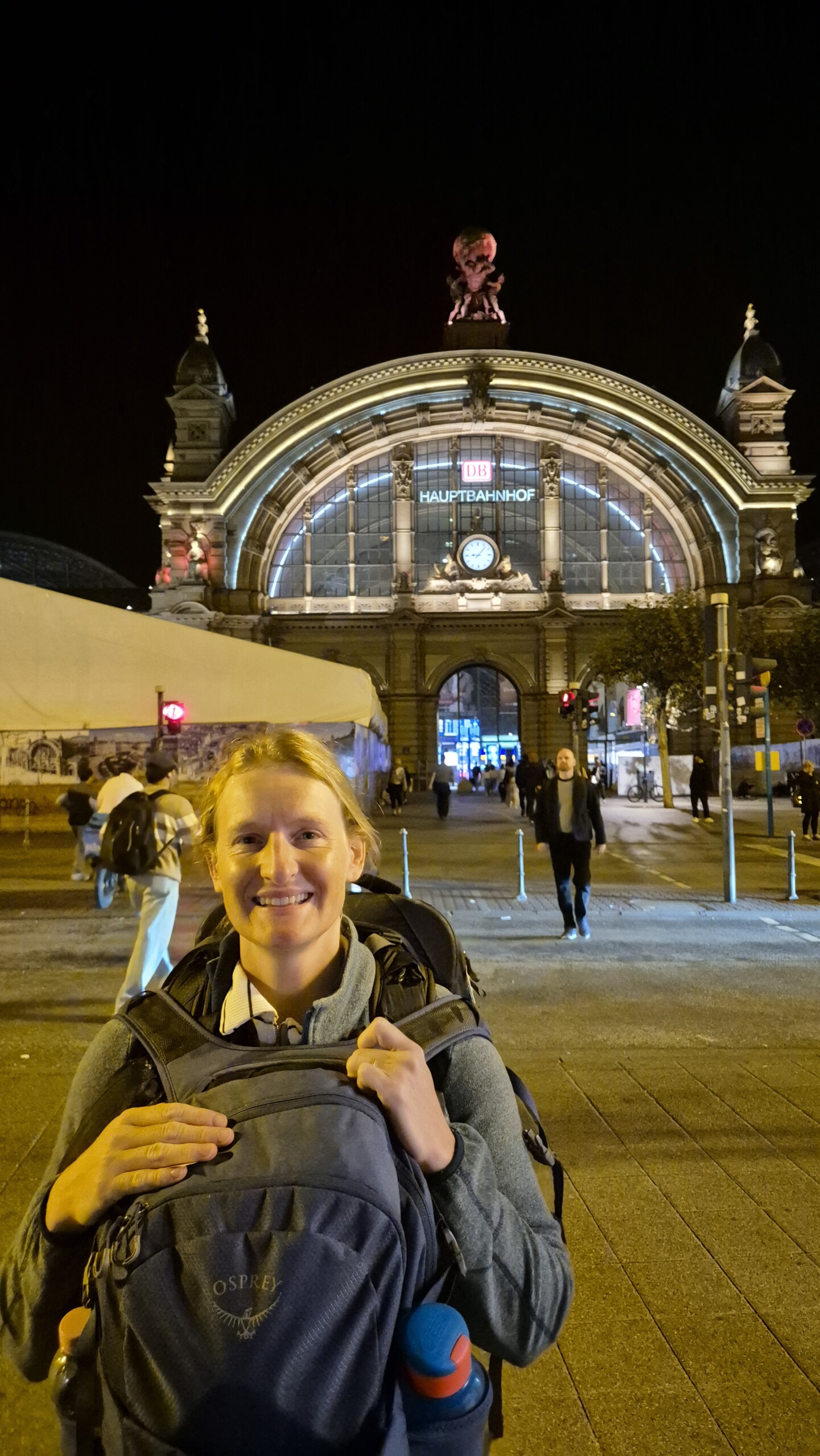 day71-frankfurt-hauptbahnhof Caro inside Frankfurt Hauptbahnhof late in the evening
