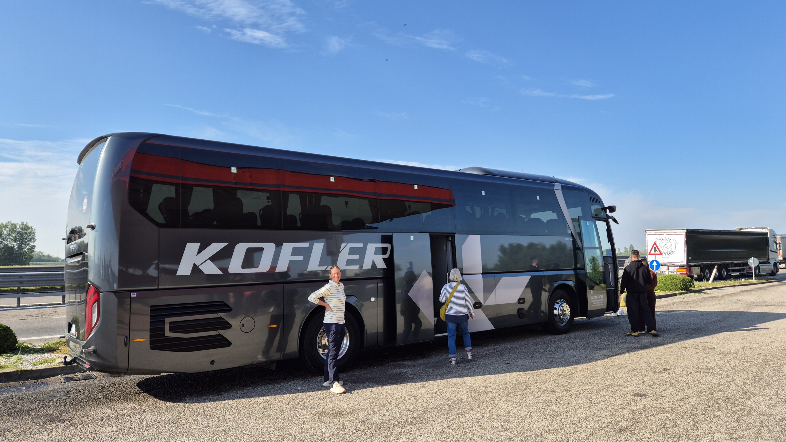 day71-replacement-bus The replacement coach from Bologna towards Innsbruck